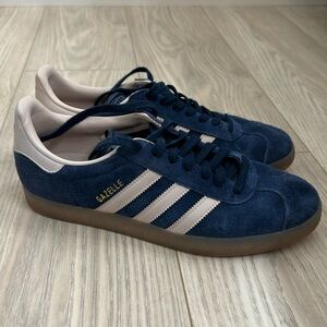 adidas Gazelle Athletic Shoe - Night Indigo / Wonder Taupe / Gum